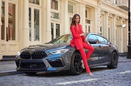 Hung Vanngoさんのインスタグラム写真 - (Hung VanngoInstagram)「#JoanSmalls (@joansmalls) x @bmwusa ❤️ #bmwm8grancoupe #nyfwxbmw 📷 @maxhoell 👗 @vancegamble 💇 @hoshounkpatin  💄 @hungvanngo」9月11日 11時32分 - hungvanngo