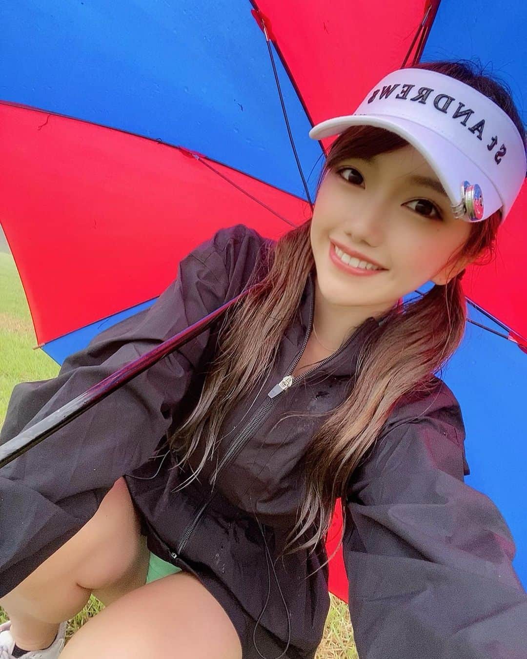 のインスタグラム：「この前、軽井沢にゴルフしに行った時、 ハーフ終わったとたん雨になっちゃって、、 ゴルフ場のレストランでご飯食べて帰ったんやけど レストランのご飯がめっちゃめっちゃ 美味しくて、、めっちゃ嬉しかった🤣❤❤  ご飯が美味しいゴルフ場教えてください😇💙💙  #ゴルフ #ゴルフ女子 #ゴルフウェア #ゴルフすきな人と繋がりたい #ゴルフ女子と繋がりたい #ゴルフ初心者 #グルメ女子 #食べるの好きな人と繋がりたい  #雨ゴルフ  #軽井沢ゴルフ」