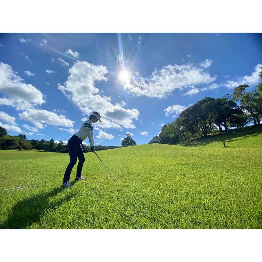 VANRIのインスタグラム：「* 食欲の秋、読書の秋、スポーツの秋、、 いろいろありますが皆さんはどんな秋にしたいですか？ 私は… ゴルフの秋にしたい🏌🏻‍♀️✨笑 ゴルフシーズン到来ということで早速行ってきました♪ 溶けてしまうかと思うくらいまだまだ暑すきて スコアはダメダメだったけど楽しかった〜‼︎ iPhone11proで撮っていただいた写真が 一眼並みに綺麗で感動！ いろいろ気を付けて秋を楽しみたいですね〜 #golf #ゴルフ女子  #いつも聞かれるので言っておきます #ベストスコア は #100 #目指せ100切り #あと一打  #動画はカメラ意識しての最後のポーズ笑」
