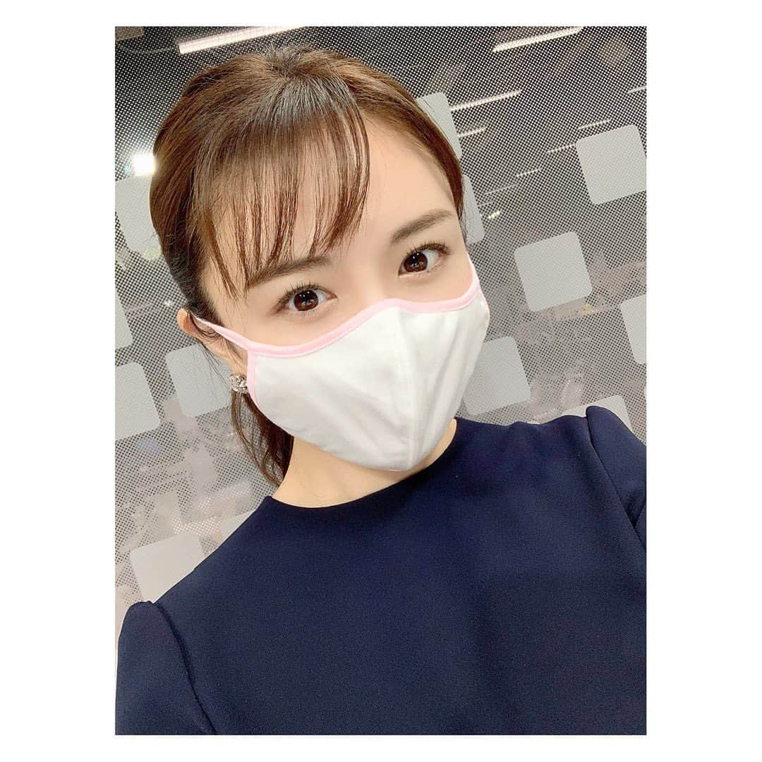 小菅晴香さんのインスタグラム写真 - (小菅晴香Instagram)「・﻿ 今朝の仕事に行くときにしていた﻿ ピンクのパイピングが可愛いマスク😷🧵﻿ ﻿ 可愛いだけじゃなくて、肌触りが良くて﻿ 付けていて心地も良いのです🎶﻿ ﻿ いつも衣装で大変お世話になっている﻿ @bordersatbalcony_official さんからお贈り頂き﻿ 早速愛用しています💓﻿ ﻿ ５色あるのでその日のお洋服や﻿ 気分によって選べるのも素敵💛﻿ ﻿ ちなみに今朝のOha!4の衣装も﻿ ボーダーズさんでした🎼❤️﻿ ﻿ （喋りながら撮ってもらってたら﻿ 結構しっかりめに笑ってる🤣笑）﻿ ﻿ ﻿ ﻿ ﻿ #oha4newslive #oha4 #おはよん #衣装 #bordersatbalcony #マスク #ありがとうございます #小菅晴香 #フリーアナウンサー #セントフォース」9月11日 11時47分 - haruka.kosuge