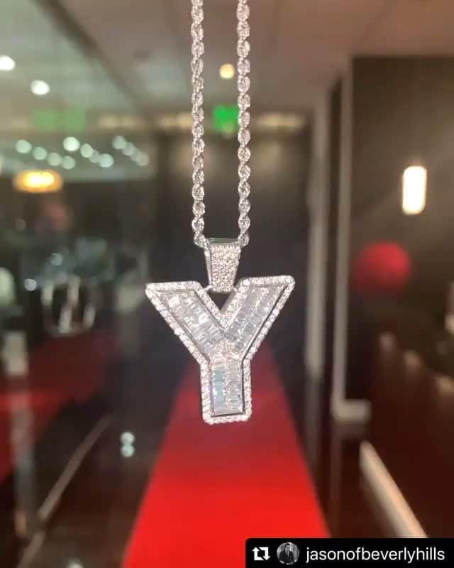 のインスタグラム：「@jasonofbeverlyhills   シンプルなカスタムデザインを取り入れて特別なものにする方法は、千通り。  異なるカットストーンを使用し独自の質感を出すことが大切です。  #diamonds #ダイアモンド﻿ #jewelry #ジュエリー #ネックレス #jasonofbeverlyhills #luxury ﻿ #beverlyhills #ビバリーヒルズ﻿ #jasonofbh #ロサンゼルス #ラスベガス﻿ #カスタムデザイン﻿ #カスタムジュエリー﻿ #銀座 #ブティック﻿」