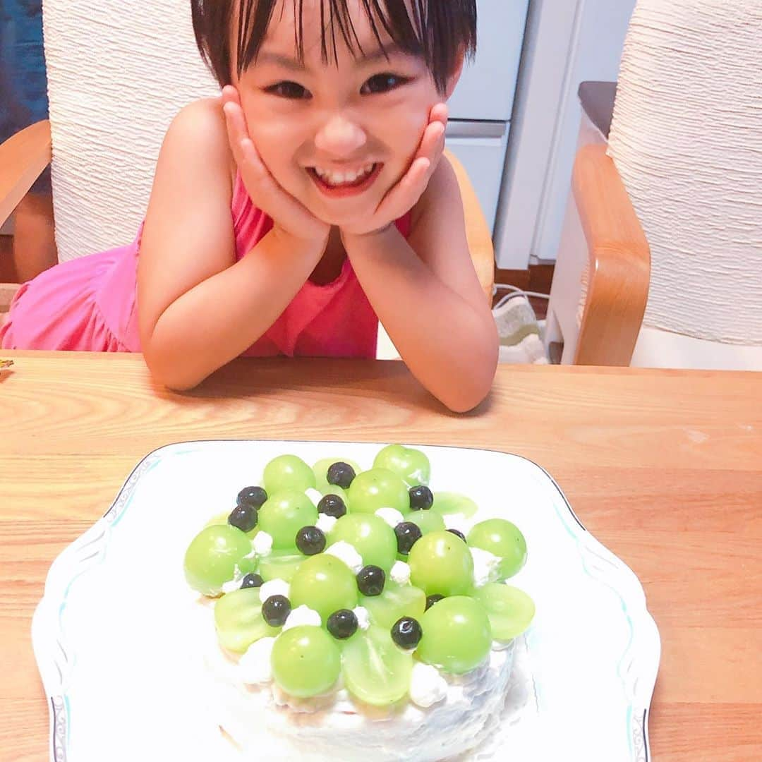 上野真衣のインスタグラム：「HAPPY birthday🎂🥂✨ パパお誕生日おめでとう！！ ホールケーキを焼き上がりました🙌💕 あさなはお手伝いしながら、シャインマスカットや 生クリームを つまみ喰い😋 飾り付けしてくれました❤️ #ilovepapa #最愛のパパ #パパが大好きな娘  #お誕生日おめでとう🎉 #happybirthday」