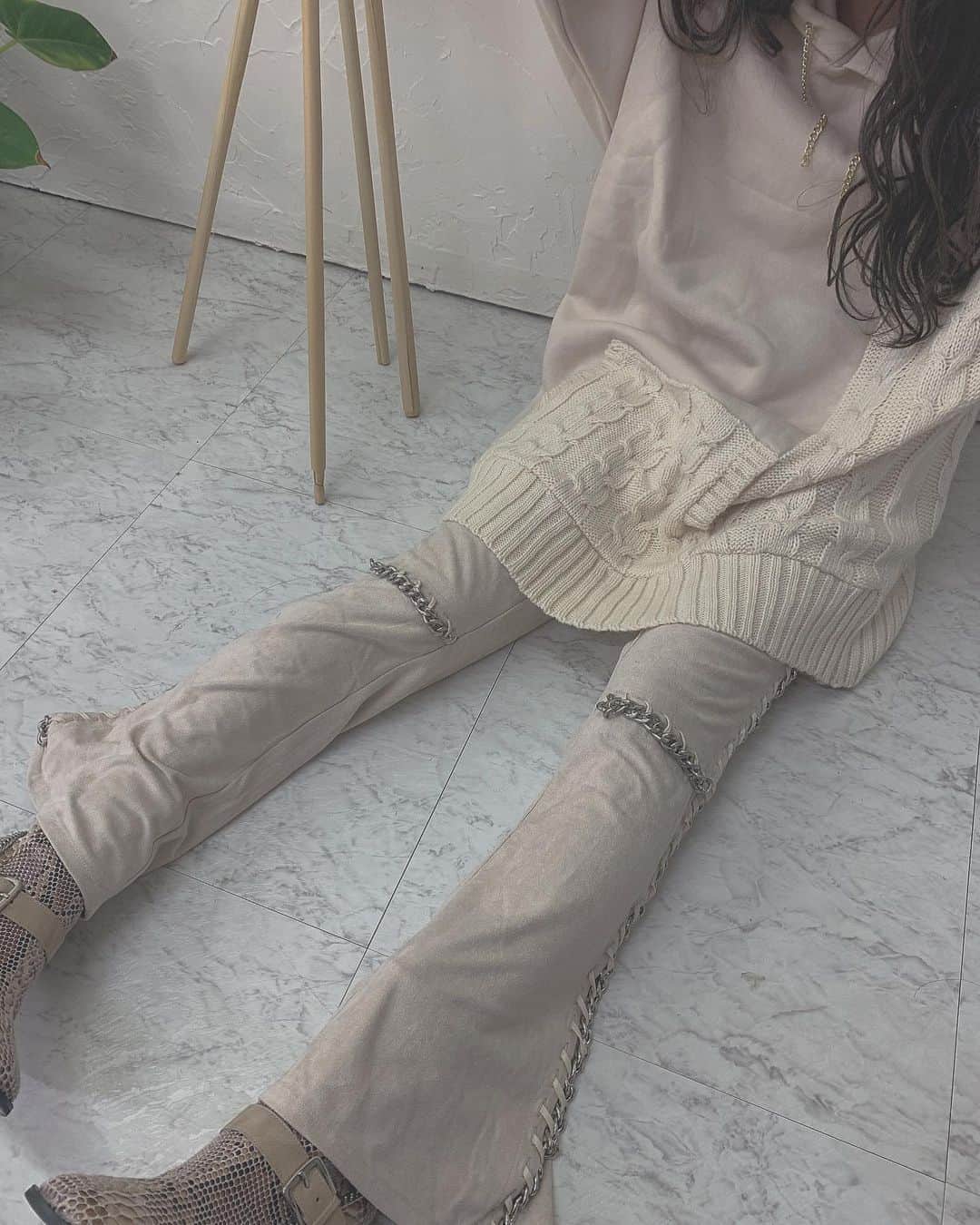 林田沙綾さんのインスタグラム写真 - (林田沙綾Instagram)「⚪︎ 人生で唯一あまり着ないのは カット系のお洋服。 でも、やっぱりゆるっと着こなすのってかわいいし ガーリーなフード裏毛があったら ガーリーな子も着やすいだろうなって ニットと異素材のデザインでつくりました❤︎ 後ろは全部ニットになっててあったかいしかわいいし最強なウラケトップス！ しかもね、フードの紐の部分はchainになってるの⛓ 長めに作ったのでワンピースとして、着てもかわいいと思います😌 パンツはスエード素材とチェーンのデザインが　@miss_me_by_chaling の今季のテーマにぴったりな アクセントになるパンツです⛓ ⚪︎ #missmebychaling #ウラケ#パーカー」9月11日 11時52分 - saaya.xoxo