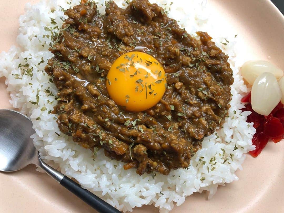◆miki◆のインスタグラム：「* * 🍛🍛🍛 * ドライの方ね🤤 上手いことできたわ！ いつものカレーのレシピで 鶏ひき肉にしただけ！ 玉ねぎとにんじんはみじん切り🔪=͟͟͞͞  あと、すりおろしリンゴ にんにく、生姜も入れたったわ🍎 * あーーーーー 今日は何つくろーーーー あーーーーー めんどくさーーーー 何つくるー？？╭(°A°`)╮ * #ドライカレー #鈴木さんちのご飯  #晩御飯 #夜ごはん」