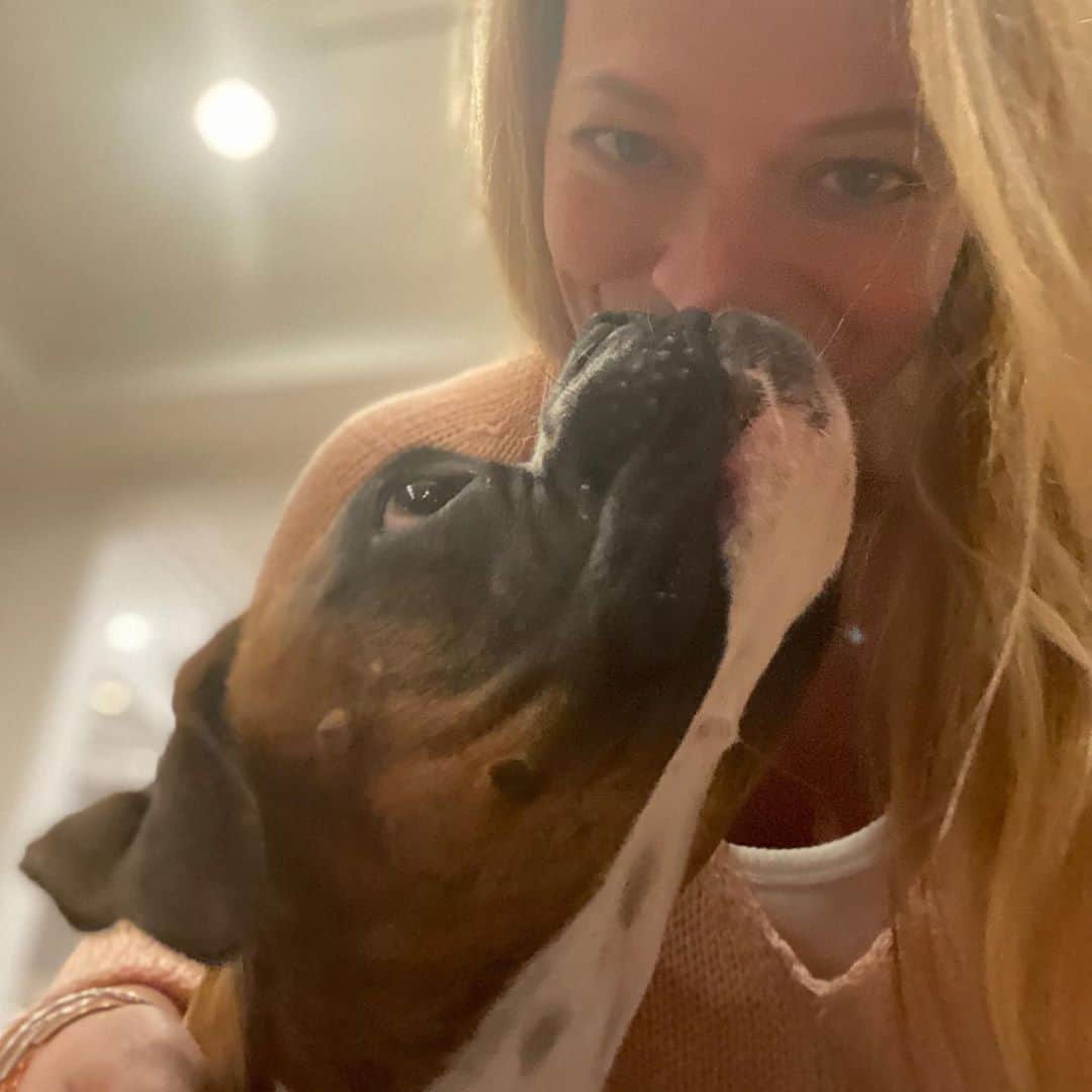 ジェリー・ライアンのインスタグラム：「Seems like the world is burning down, but there are still Lulu’s puppy kisses. 💖🐶」