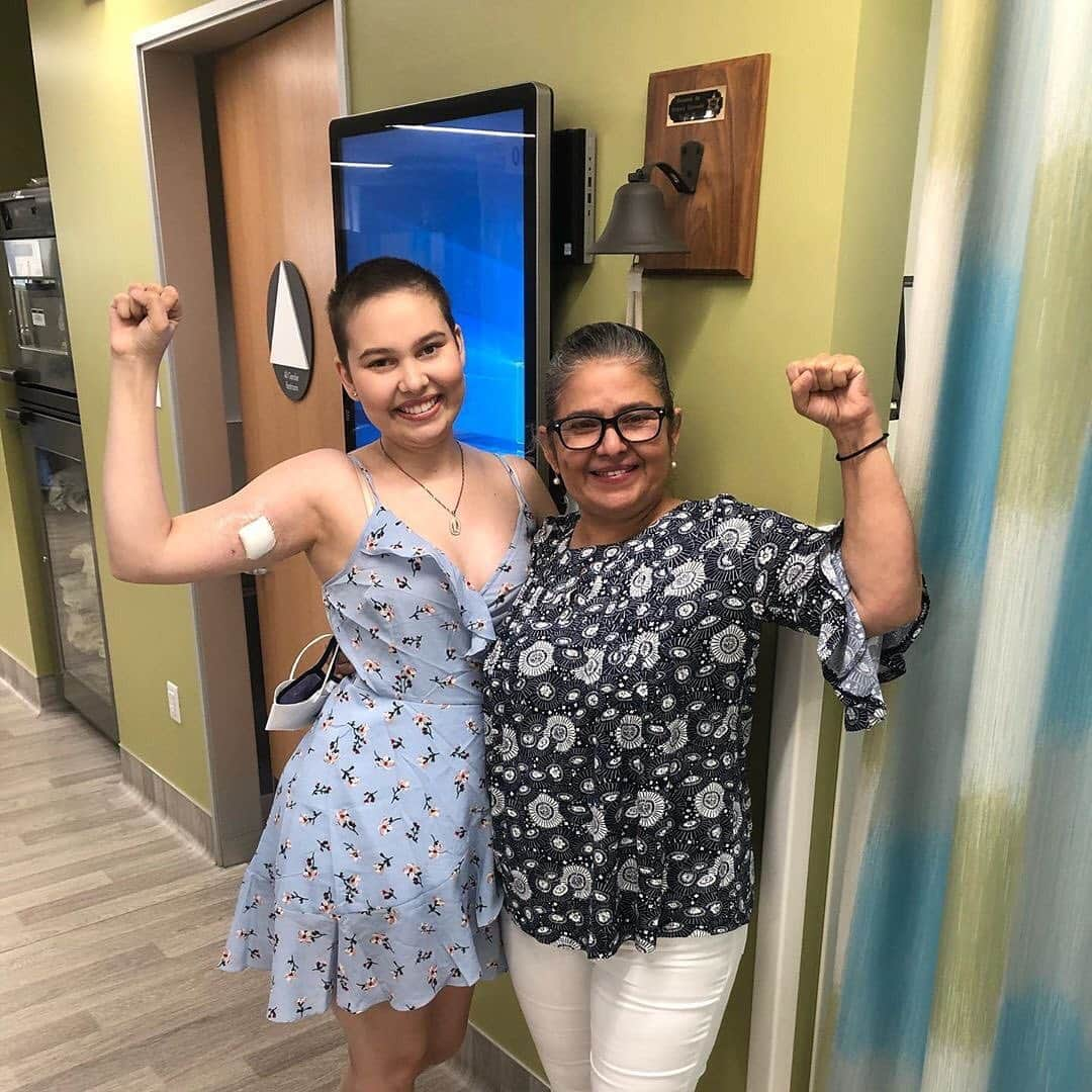 シャロン・ローレンスさんのインスタグラム写真 - (シャロン・ローレンスInstagram)「Congratulations @nallelicobo What an important mile stone and how wonderful to see your beautiful mother there celebrating your last day of chemo. Stay strong and joyful dear #environmentaljustice warrior 💪🏻 Repost from @nallelicobo • cancer got nothing on me ❤️💪🏽」9月11日 11時55分 - sharonelawrence