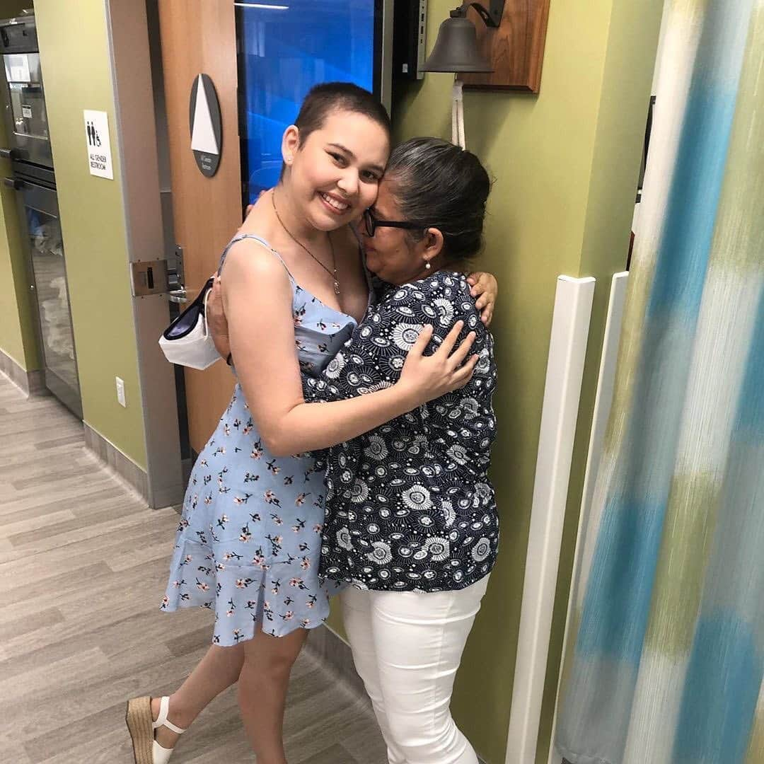 シャロン・ローレンスさんのインスタグラム写真 - (シャロン・ローレンスInstagram)「Congratulations @nallelicobo What an important mile stone and how wonderful to see your beautiful mother there celebrating your last day of chemo. Stay strong and joyful dear #environmentaljustice warrior 💪🏻 Repost from @nallelicobo • cancer got nothing on me ❤️💪🏽」9月11日 11時55分 - sharonelawrence