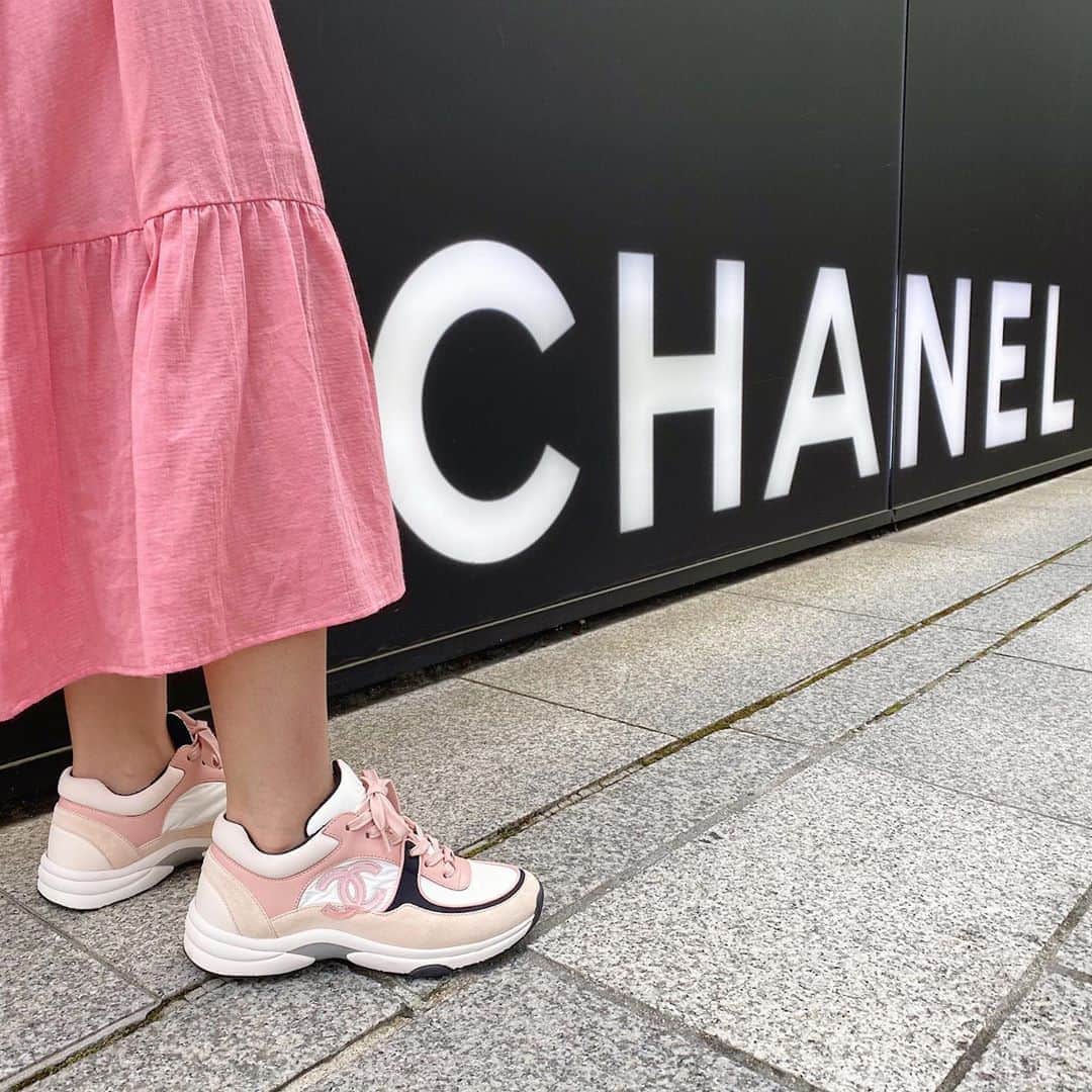 橋本江莉果さんのインスタグラム写真 - (橋本江莉果Instagram)「ハッピーギフト💝﻿ ﻿ 最初はピンクが欲しかったから、うれしかった☺️🌷#thankyou﻿ ﻿ #chanel #sneakers #sneaker #shoes #shoestagram #shoeslover #pink」9月11日 11時59分 - erica_hashimoto