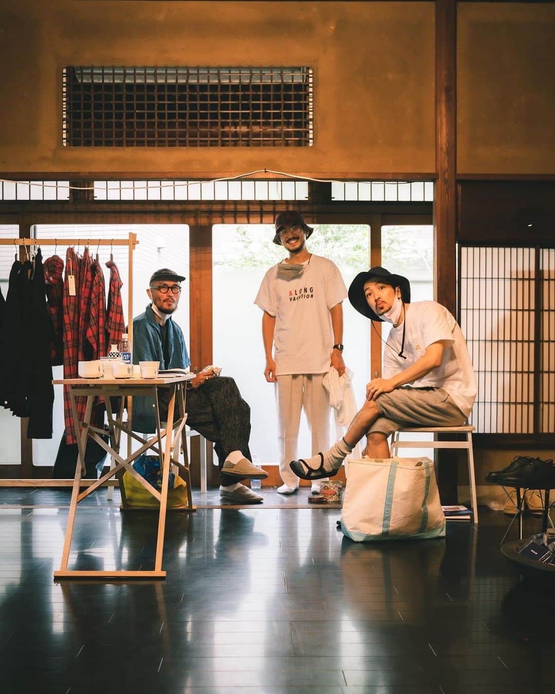 yukiのインスタグラム：「3日目、スタートしてまーす！ @parkslabel  今日からマーケットもスタートです。 どなたでもお越しいただけるので、ぜひ。  @sowbow_jp の藤田さんと吉村さんと @stocknumber.jp の南さん」