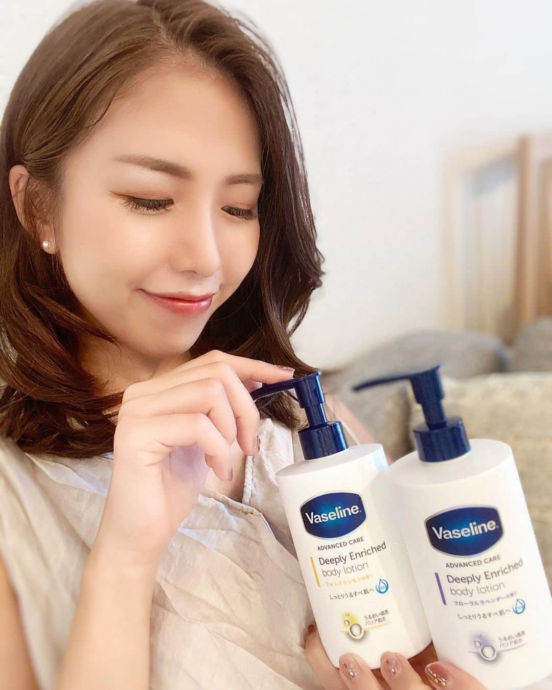 のインスタグラム：「* ヴァセリンのディープリー エンリッチド ボディローション🌿 フローラルラベンダーの香りとレモンの香り🍋  高保湿ボディミルクで300mlと大容量だから 全身にたっぷり使えちゃう☺️✨  夏ダメージをたくさん受けて乾燥してる肌は保湿が大事！ ベタつかないのにうるおって、 もっちりしっとりした肌に仕上がるよ☺️💛  #ヴァセリン #ボディローション #ボディミルク #スキンケア #ボディケア #保湿 #うるおい #しっとり #プチプラ #PR」