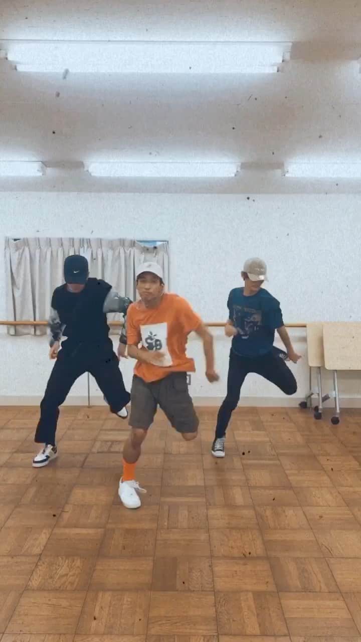 古幡亮（WATWING）のインスタグラム：「🕺WATWING dancin'🕺 . . w/ @asahiii_suzukiii  @fu_takahashi_official  . . 🎵RNP(ft. Anderson .Paak) - @cordae @anderson._paak  . . @ryuta_kuwayama が撮影してくれた！リール地味に難い🤔💦 . . #watwing#ryofuruhata #asahisuzuki#futakahashi #reels#リール#tiktok#dance#choreography#ダンス#RNP#cordae#andersonpaak」