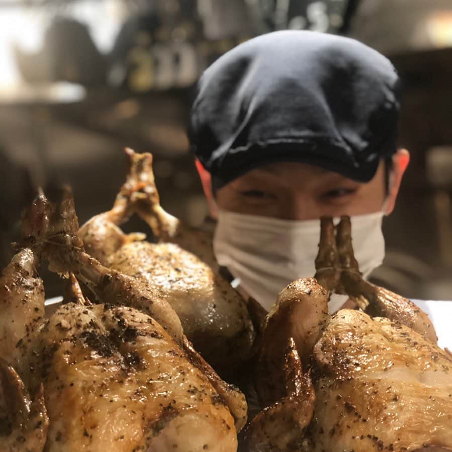 T.G.HEARTH TGハースのインスタグラム：「こんにちはTGハースです🐓﻿ ⭐️今日はチキンの日⭐️﻿ ¥1300→¥1000で食べれちゃうお得な日なのです！﻿ 「こんな美味しいチキン初めて食べる！！」って﻿ 絶対言っちゃいます😳﻿ 是非お召し上がりくださいませ〜✨✨✨﻿ ﻿ テイクアウト限定チキンのご案内↓↓↓﻿ 当店名物ロティサリーチキン1羽まるごと¥1980🐓﻿ すぐ電話↓↓↓期間限定なのでお早めに〜💕💕💕﻿ ☎️03-6416-9445←ﾖｳﾁｪｹﾗ🤘﻿ ⭐️旨辛フェアも絶賛開催中なのでテイクアウトチキンの味変更やハーフ&ハーフも対応してます🤓﻿ ﻿ ◆予約受付﻿ 気になった方はこちら💁‍♂️ ﻿ https://tghearth-ebisu.com/course/﻿ ﻿ ◆ガレット（YouTubeで動画も見れるよ‼️）﻿ https://www.instagram.com/galette.galette/﻿ ﻿ https://m.youtube.com/channel/UC4nVtquelZgXuDnXWpCQ9sg﻿ ﻿ ◆モバイルオーダーも出来るようになりました✨﻿ プロフィールからHPをアクセスしてください♪﻿ モバイルオーダー﻿ https://tgh.for.dinii.jp/﻿ ﻿ ◆Uber eats・menu・出前館によるデリバリー﻿ 11:30〜21:00﻿ ﻿ ◆LINE@登録お願いします♪﻿ https://lin.ee/g0H4jc6﻿ ﻿ ﻿ 皆さまの笑顔に会えますように！💕💕💕﻿ ﻿ #TGハース#代官山ディナー#代官山ランチ#恵比寿グルメ#恵比寿ビストロ#恵比寿ディナー#代官山グルメ #ハース #代官山テイクアウト#恵比寿ランチ#ラクレット#チーズ#ロティサリーチキン#恵比寿ご飯#menu#恵比寿ワイン#テイクアウト#渋谷ディナー#恵比寿チーズ#tghearth#渋谷グルメ#渋谷ランチ#恵比寿チーズ#恵比寿カフェ#チーズケーキ#渋谷テイクアウト#恵比寿新聞#恵比寿ビール#チーズフォンデュ#恵比寿テイクアウト」
