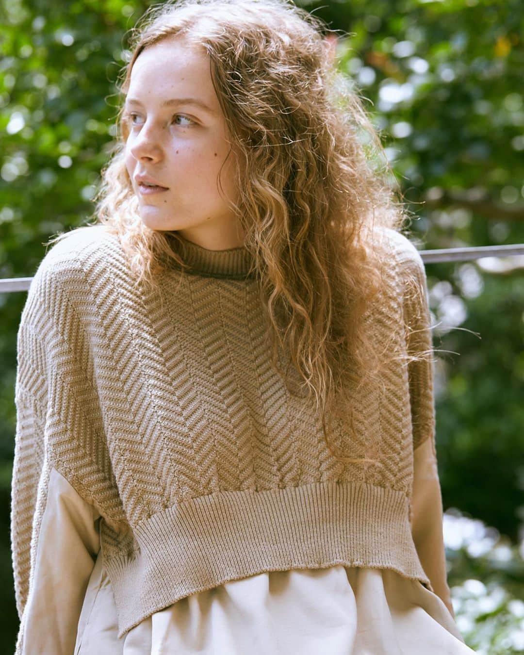 ネ・ネットのインスタグラム：「HERRINGBONE JERSEY﻿ ﻿ へリンボン柄の綿ニットとシャツ素材の生地をドッキングしたカットソー。 重ね着をしているようなデザインで、無地アイテムながらも、編地の立体感と異素材のコントラストが効いたアイテムです。まだまだ残暑の厳しい季節でも、軽い素材感とカラーリングで秋の気分を取り入れられて、着るだけでコーディネートが決まります。﻿ ﻿ ----------------------﻿ ﻿ 9月9日(水)-9月13日(日)まで、A-net membership POINTが10倍となるキャンペーンを実施中です。﻿ ﻿  <予約アイテム10%OFF＋アウター10倍ポイント>﻿ ネ・ネットより日頃の感謝の気持ちをこめて、ネ・ネットのアイテムをご予約頂いた方はお会計時に10%OFF。また、10月1日（木）10:00までに9月-11月お届けのアウターをご予約頂いた方にはA-net membership POINTを通常1%とのところ、10倍の10%ポイントを差し上げます。ぜひこの機会にご利用ください。﻿ ﻿ ※全国のネ・ネット直営SHOP / official online store HUMOR限定のキャンペーンです。﻿ ※詳しくはofficial online store HUMORをご覧くださいませ。﻿ ﻿ ----------------------﻿ ﻿ #ネネット #nenet #新作 #new #autumn #winter #2020 #collection #fashion #tokyo #japan #herringbone #jersey」