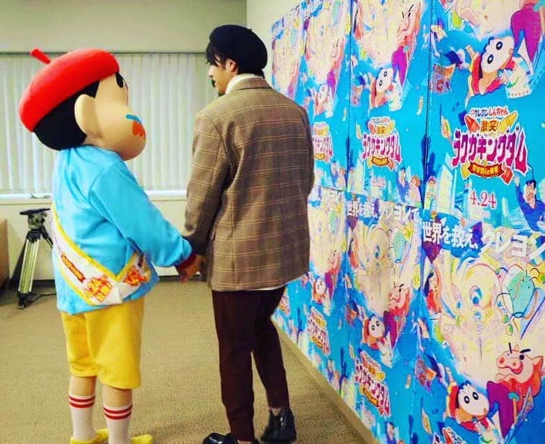 山田裕貴さんのインスタグラム写真 - (山田裕貴Instagram)「『映画 #クレヨンしんちゃん 激突！ラクガキングダムとほぼ４人の勇者』公開⭐  こどもの素直さ、真っ直ぐさに 改めて気づかされることが  誰かを気にし、周りを気にし、社会を気にして 自分の想いを伝えられなくなるのは なにかのせいではなく  自分の勇気もあるのかなと そんな勇気をくれる作品です」9月11日 12時06分 - 00_yuki_y