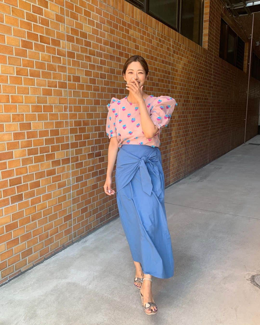 わちみなみのインスタグラム：「🌻テレビ埼玉﻿ 🌻こんや23時〜　GGR﻿ ﻿ セレッソ戦、鳥栖戦を振り返ります。﻿ 興梠選手のゴールパフォーマンスの意味がわかりました💁‍♂️150ゴール達成おめでとうございます☺︎﻿ ﻿ レディースは4連勝🌈﻿ 菅沢選手の勢いがすごい☺︎﻿ 明日はホーム戦ですね！﻿ ﻿ 👗 @saaageboutique 肩に希望が入ってます🥰笑 ﻿ #GGR #浦和レッズ﻿ ﻿#トップス　#今日のコーデ　#スカート」