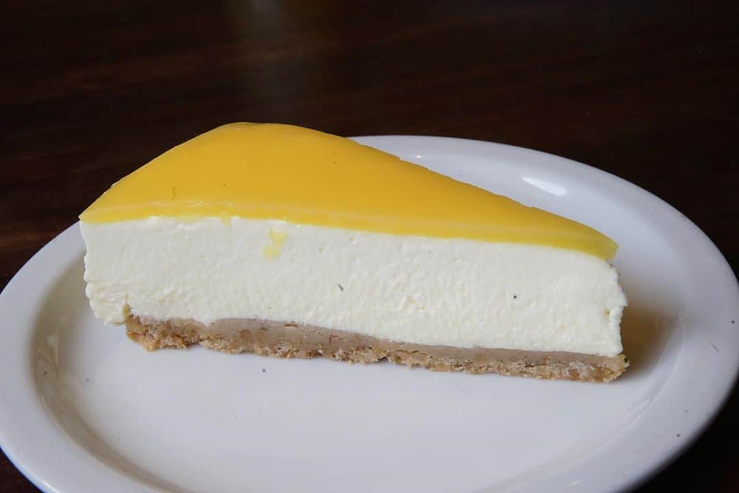 KAUKAU/カウカウハワイさんのインスタグラム写真 - (KAUKAU/カウカウハワイInstagram)「カイルアの人気レストラン、ウアヒアイランドグリル。モヤさまで紹介されたビーフトマトも人気ですが、このリリコイチーズケーキは一度試して欲しい逸品！ Have you tried Lilikoi cheesecake from @uahiislandgrill ? This is so ono!🤤 . 現在テイクアウトやデリバリーのみでの営業ですが、カイルアエリアであれば無料デリバリー！オーダーは 808-266-4646まだ電話もしくはウアヒアイランドグリルのHPから😉 They offer free delivery to Kailua area! Call 808-266-4646 or order online! . 日本の方でまだ行ったことがない方は是非、次のハワイで行きたいリストに追加してくださいね😆  #KAUKAU #Waikiki #HawaiiNews #sunset #coupon #HawaiiCoupon #restaurant #shopping #instahawaii #ハワイ #ワイキキクーポン #ハワイクーポン #カウカウ #カウカウクーポン #ハワイごはん #ハワイご飯」9月11日 12時28分 - kaukau_hawaii