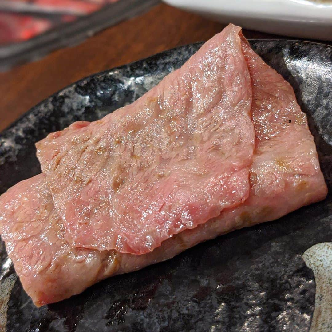 大見さなえさんのインスタグラム写真 - (大見さなえInstagram)「両面5秒ずつ焼き！サーロイン😍🥩﻿ 経堂『炭火焼肉 #ふちおか 』﻿ ﻿ 焼肉の名店"なかはら"のDNAを受け継ぐお店！﻿ ふちおかさんは、コスパよく良質なお肉が食べられる🤤✨﻿ ﻿ 特に好きだったのがサーロイン！﻿ 注文が入ってからカットされる輝かしいお肉✨﻿ さっと両面5秒ずつ焼いていただきます🥩﻿ しっかり脂身のっててトロけた(*´꒳`*)💓﻿ ﻿ コースはふちおかコース6800円﻿ ・前菜3種﻿ ・サラダ：彩りサラダ﻿ ・焼きもの6種﻿ （タレ）サーロイン﻿ （ 塩 ）特選部位2種﻿ （タレ）特選部位3種﻿ ・口直し：なますの和牛だしポン酢和え﻿ ・一品料理：黒毛和牛メンチカツ﻿ ・締め：冷麺　﻿ 冷麺は柔らかさがありながらももちっとしつつもコシがあって﻿ なによりスープがドストライクの味😍﻿ ﻿ 食べたかった厚切りタンは﻿ 1週間以上前予約なのに言うの忘れてた😇﻿ 予約時に厚切りタンもお願いするのがベスト🥺﻿ (タン塩はメニューにあったので追加注文できました✨)﻿ ﻿ 店内は黒を基調としたシックな店内で半個室もあり﻿ 友達や、焼肉デートにも🙆‍♀️﻿ ﻿ ﻿ エリア 小田急線経堂駅から徒歩4分﻿ ☎︎050-5595-2927 予約可﻿ 今の営業時間﻿ 17:00～22:00﻿ (コロナの影響で時間の変更可能性あり)﻿ 定休日 水曜日﻿ ﻿ #焼肉 #サーロイン #yakiniku #焼き肉﻿ #やきにく #和牛 #霜降り #めぐログ_経堂﻿ #経堂グルメ #経堂 #肉テロ #飯テロ﻿ #お肉 #肉女子 #meat #肉会」9月11日 12時23分 - tabe_megumi