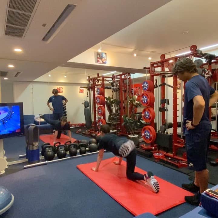 のインスタグラム：「🍑 . . お尻に効くトレーニング！  これは鉄板だね🤗✨  辛い時、大変な時、私の場合は、心を無にして自動的に動くという思考に切り替えると不平不満が出なくなるので良き◎ww  全ての欲を出さずにただただやりきるだけ。笑  @asklepios_studio  . . #パーソナルトレーニング #パーソナル #ジム #gym #肉体改造 #ダイエット #diet #training #お尻 #尻トレ動画 #下半身」