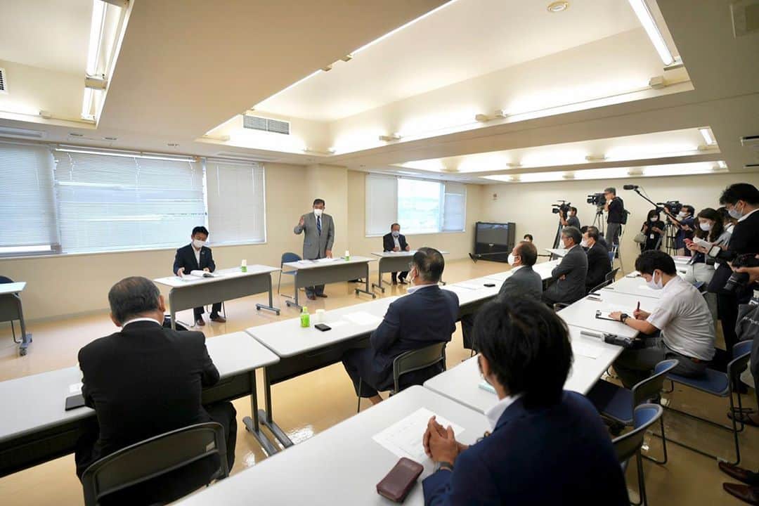 石破茂のインスタグラム：「昨日、福島県にもお伺いしました。沿岸地域の5つの自治体の皆様と、中間貯蔵施設などに関する意見交換会を開催いたしました。」