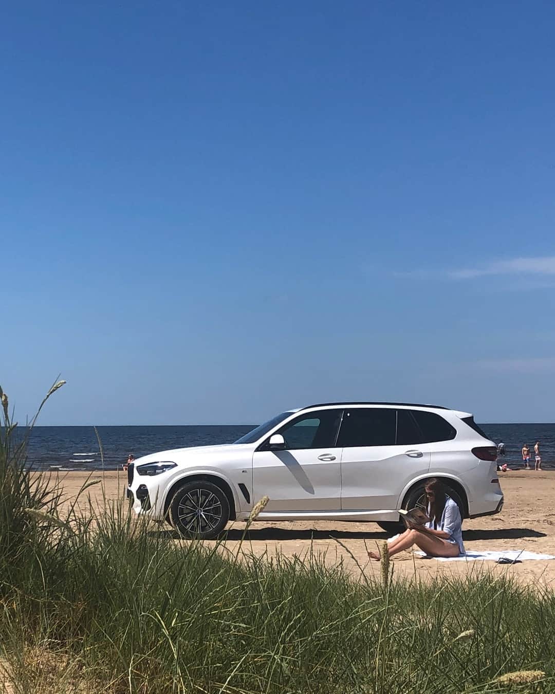 BMWのインスタグラム：「Relationship goal: sunbathing together. The BMW X5. #TheX5 #BMW #X5 #BMWrepost @alexberdou」