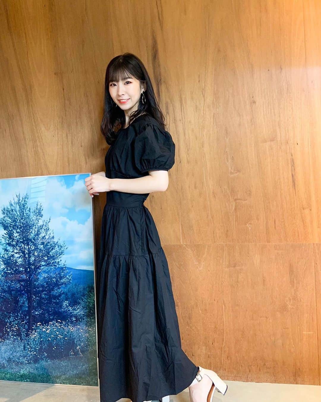岩佐美咲のインスタグラム：「秋も近づいて来たし、真っ黒なワンピース☺️﻿ ﻿ ﻿ #ワンピース #コーデ #黒コーデ #私服 #洋服 #服 #ファッション #夏服 #秋服 #通販 #プチプラ #プチプラコーデ #ootd #onepiece #fashion #black」