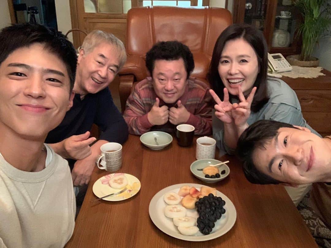 イ・ジェウォンさんのインスタグラム写真 - (イ・ジェウォンInstagram)「. 혹시 #979 기억하니? 바로 오늘밤입니다 오늘밤 9시 #tvn #청춘기록 첫방송 #recordofyouth  #기억하고함께해줘 이따 만나요☺️  #누가봐도한살차이 #얼핏보면쌍둥이」9月7日 16時57分 - good_is_good
