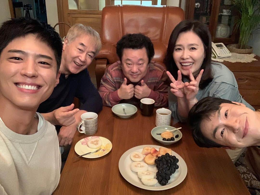 イ・ジェウォンさんのインスタグラム写真 - (イ・ジェウォンInstagram)「. 혹시 #979 기억하니? 바로 오늘밤입니다 오늘밤 9시 #tvn #청춘기록 첫방송 #recordofyouth  #기억하고함께해줘 이따 만나요☺️  #누가봐도한살차이 #얼핏보면쌍둥이」9月7日 16時57分 - good_is_good