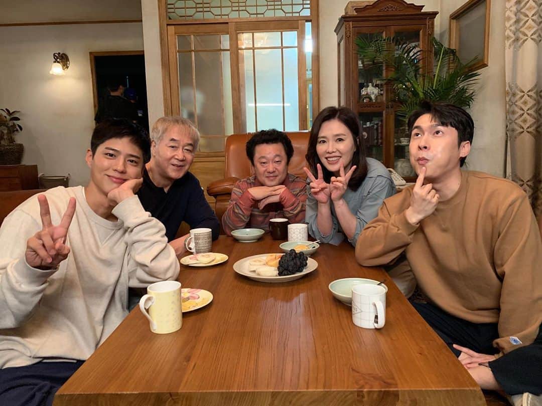 イ・ジェウォンさんのインスタグラム写真 - (イ・ジェウォンInstagram)「. 혹시 #979 기억하니? 바로 오늘밤입니다 오늘밤 9시 #tvn #청춘기록 첫방송 #recordofyouth  #기억하고함께해줘 이따 만나요☺️  #누가봐도한살차이 #얼핏보면쌍둥이」9月7日 16時57分 - good_is_good
