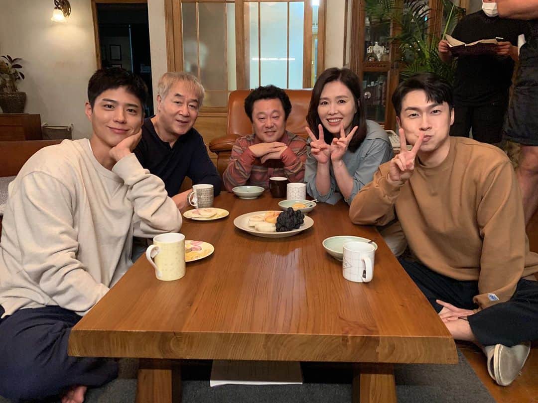 イ・ジェウォンのインスタグラム：「. 혹시 #979 기억하니? 바로 오늘밤입니다 오늘밤 9시 #tvn #청춘기록 첫방송 #recordofyouth  #기억하고함께해줘 이따 만나요☺️  #누가봐도한살차이 #얼핏보면쌍둥이」