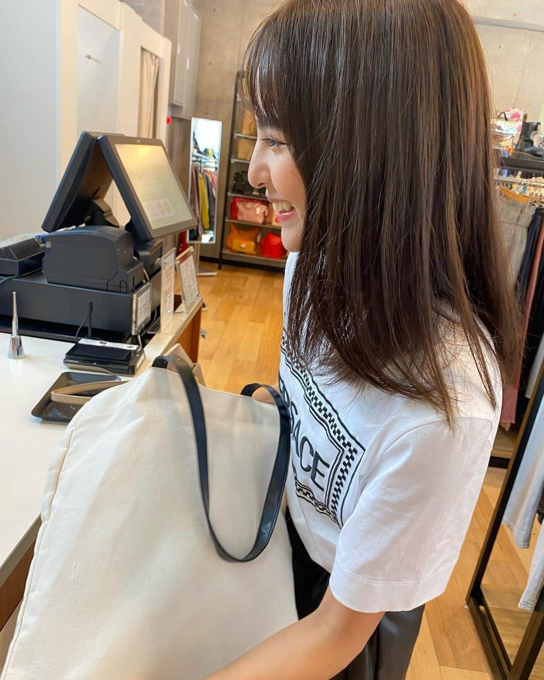 山口厚子さんのインスタグラム写真 - (山口厚子Instagram)「【セカンドストリート】  今日はモノクロコーデにレザーを取り入れてちょっぴりクールな服でセカンドストリートに行ってきました！  今回、『買取金額20%up』という事で私服を持ちより実際に見積もり頂きました。結果、自分が予想してた値段よりも上でした！正直20%upは大きいです！！！  そして最近『サスティナブル』という言葉を耳にします。訳すと『持続可能な』という意味です。 特に地球の自然環境の維持に役立つ事業や開発、自然環境に配慮した行動を表現する際によく用いられる言葉です。 これに関連してファッション業界で問題視されているのは「大量生産・大量消費・大量廃棄」です。私も普段着なくなった服は妹に譲るか買取してもらっています。服を捨てるという概念をなくせば大量破棄は減らせれるのではないでしょうか。  9月4日〜10月5日までキャンペーン中ということなのでぜひ皆さんもお近くのセカンドストリートで買取をしてみてはいかがでしょうか😊  #セカストする #セカンドストリート #サスティナブル #2ndstreet #PR#balenciaga #fashion #fashiongram #versace #レザー」9月7日 16時58分 - atu_yaman