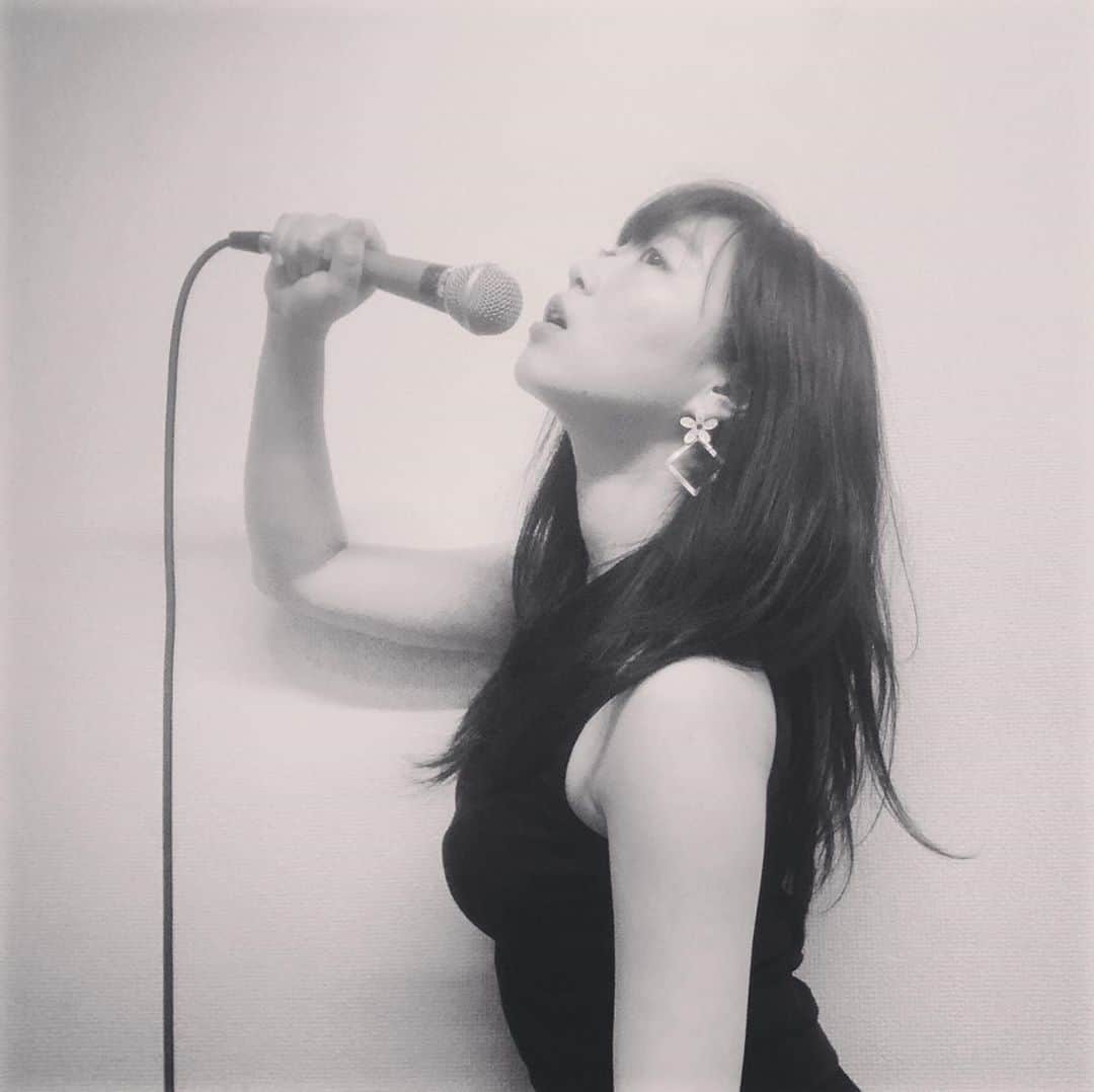 佐々木心音のインスタグラム：「ああ、歌うことは、 難しいことじゃない。 ただ、声に身を任せ 頭の中を空っぽにするだけ。 . . あー！カラオケ行きたい！ 今日もおうちで歌ってます。 らららー . . . #monochrome #instagram #vocalist #actress #singersongwriter #nomusicnolife #ilovemusic #mike #iwonttogo #japanesekaraoke #happyday  #kokonesasaki  #歌うことは難しいことじゃない #今日も歌うぞ #らららー #音楽のある生活 #モノクロ #ボーカル #女優 #シンガーソングライター #佐々木心音」