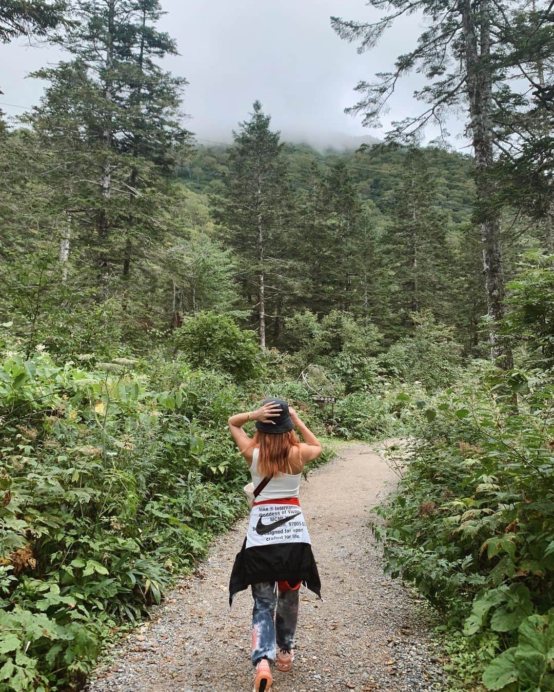 植野有砂さんのインスタグラム写真 - (植野有砂Instagram)「I’m inside the clouds ☁️☁️☁️長野県の白馬にある栂池自然園へ行きました！車で4時間だったけど本当に行ってよかった🥺温泉にも入って白馬豚を食べて自然を満喫して✨最高にリフレッシュされました！！🙏🏻💞次は今回天気が悪くいけなかった八方池に行きたいな❣️ #栂池自然園」9月7日 15時26分 - alisaueno