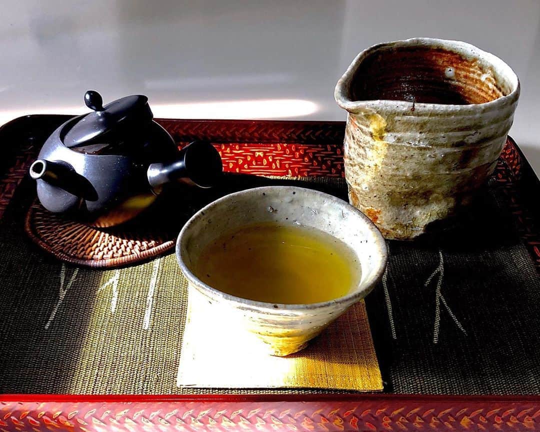 のインスタグラム：「☆☆☆☆☆☆☆  雨上がりに  茶をいただく  急須:茶銀座  粉引汲み出し:自作  伊賀窯変片口:自作  ☆☆☆☆☆☆  #世良公則 #masanorisera #japanesemusician #japaneseartist #japaneseculture #japanesetea #煎茶 #一服 #陶芸 #ceramics」