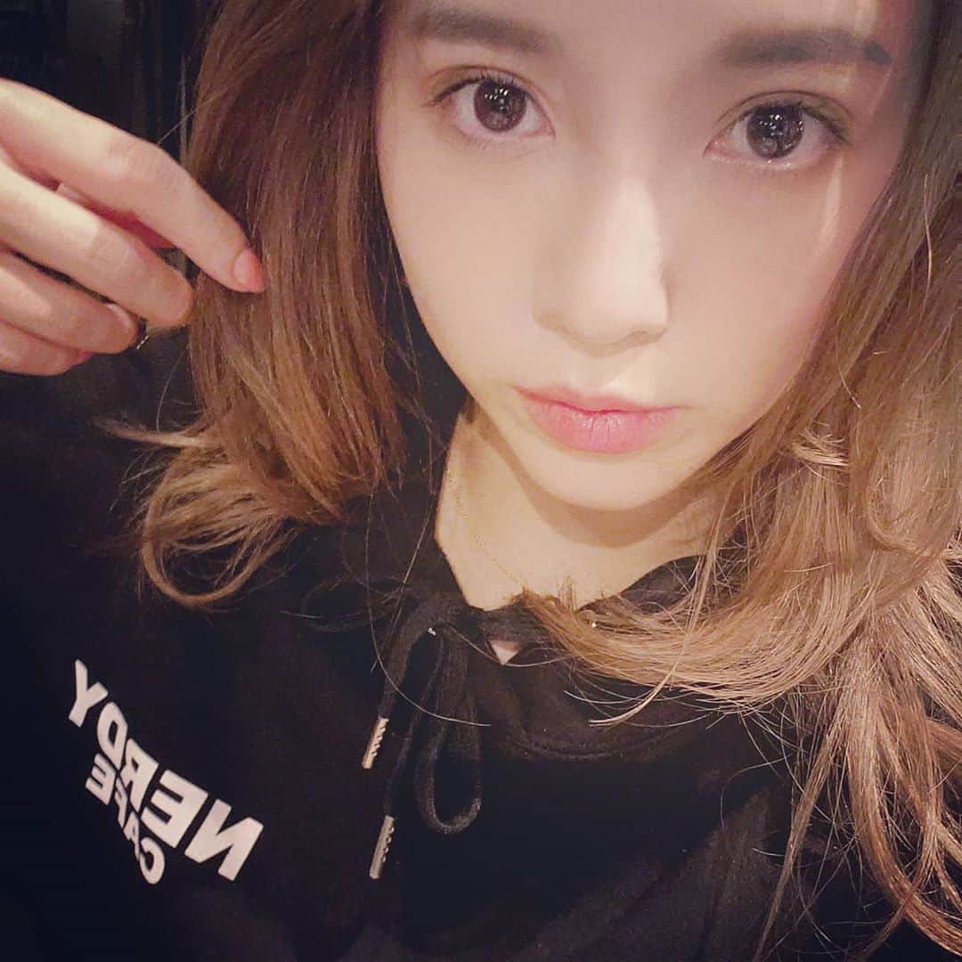 Pileさんのインスタグラム写真 - (PileInstagram)「. NEW　HAIR♥️ @suho_gunhee さんだよー✂️ スタッフさんの前髪かわいくて、 おなじにしてもらった！ㅎㅎ お出掛けしやすいヘアスタイルに してもらえたので、しあわせですん！♥️ パーカーは韓国の　@nerdycafe_official ♥️ 日本でも展開はじまったって♥️ @nerdy_officialjapan  ビッグサイズでお気に入りだよ☺️ #hairstyle #hair #gunhee #gunheetokyo #nerdycafe #nerdy　#ノルディー」9月7日 15時31分 - pi_channnn52