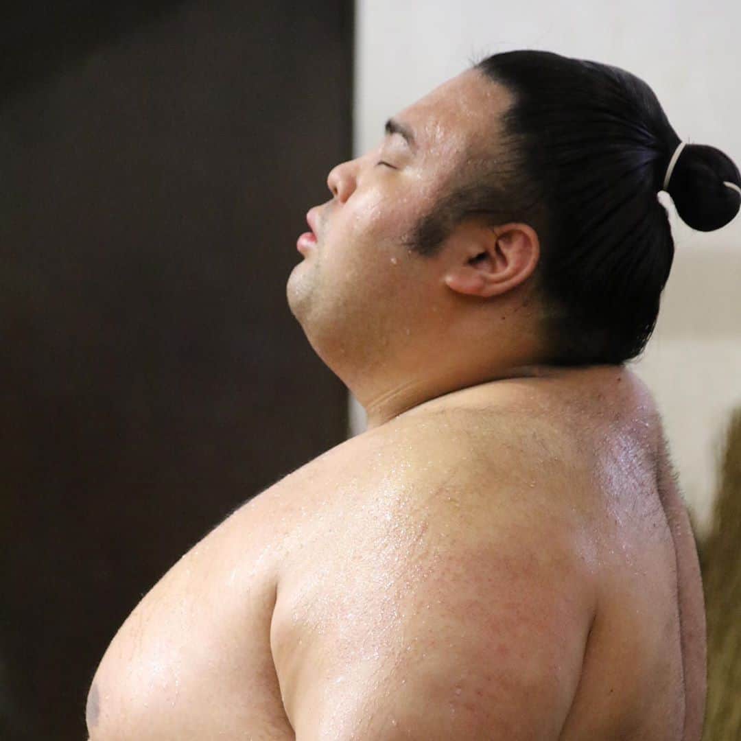 日本相撲協会さんのインスタグラム写真 - (日本相撲協会Instagram)「本日の千賀ノ浦部屋朝稽古。﻿ 貴景勝、隆の勝などが所属しています。﻿ ﻿ 関取インタビューはYouTubeチャンネルで公開致します。﻿ 是非お楽しみに！﻿ ﻿ @sumokyokai ﻿ #大相撲 #sumo #相撲 #力士 #お相撲さん #japanphoto #sumowrestlers #japanculture #千賀ノ浦部屋 #貴景勝 #隆の勝 # #九月場所 #9月場所 #秋場所 #朝稽古 #稽古 #相撲部屋」9月7日 15時39分 - sumokyokai