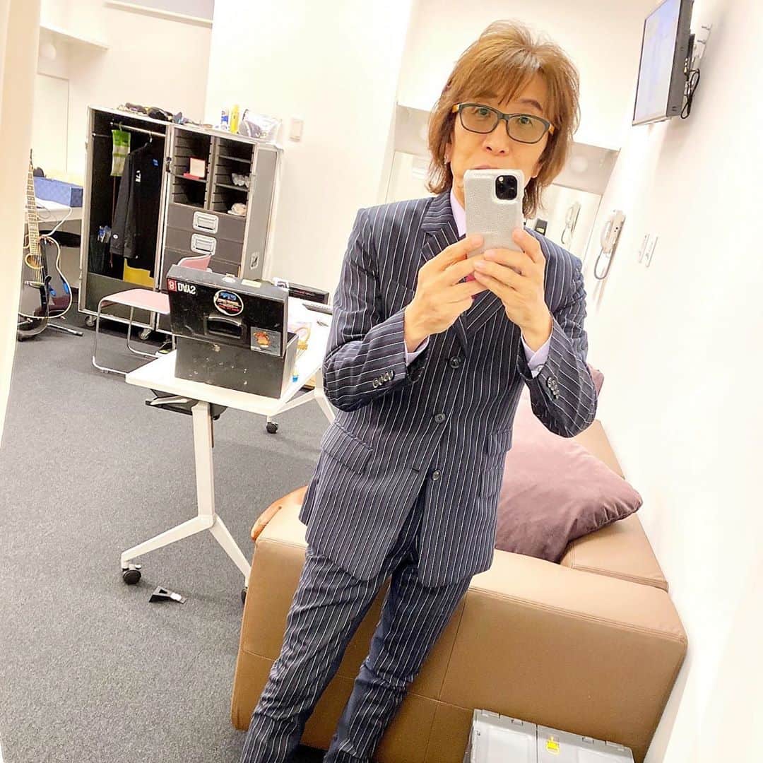 のインスタグラム：「初の自撮りアップ😅かな？ 先日の夏イベ配信ライブ2日目の楽屋にて🤩 あれから2週間かぁ、早いねぇ😝 いよいよ次の配信によるライブ&チャット&生トーク「come on！alfee！！」に向けての準備も始まります😄 どうぞお楽しみに👍😉  #thealfee  #桜井賢 #高見沢俊彦 #坂崎幸之助 #夏イベ #配信ライブ #楽屋 #comeonalfee #iPhone11pro #」