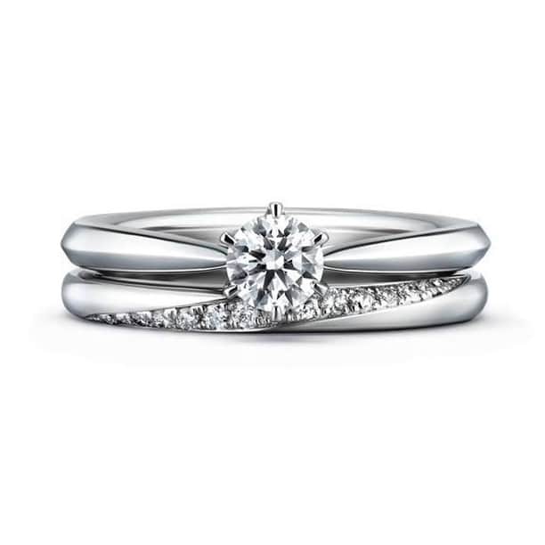婚約・結婚指輪のI-PRIMO（アイプリモ）公式アカウントさんのインスタグラム写真 - (婚約・結婚指輪のI-PRIMO（アイプリモ）公式アカウントInstagram)「どんな時も、あなたがいれば強くいられる――。 薬指に重ねた２つのリングが象徴するのは、 ふたりで生きていくことを決めた日の幸せな記憶と、大切な誓い。  2020年のイヤーモデル「ヘラクレス」は、類まれな知性と強さを兼ね備えたギリシャ神話の英雄をイメージ。エンゲージリングは王道の６本爪のソリテールですが、石座の下にメレダイヤモンド６石をセットすることで、光が溢れ、思わず見惚れるサイドビューデザインに。マリッジリングは指なじみのよいスマートなフォルムに、メレダイヤモンドの輝きのグラデーションが清々しいフェミティをプラスしたもの。  お互いを幸せにすること、変わらぬ愛を誓いながら、２つのリングをそっと重ねれば、左手の薬指に願いが叶うとされるダイヤモンドの流れ星が輝き出す。  婚約指輪：ヘラクレス#アイプリモ_ヘラクレス 結婚指輪：ヘラクレス  プロフィールのリンクからHPをご覧いただけます。 →@iprimo_official  #iprimo #アイプリモ #イヤーモデル #プレ花嫁 #engagementring #結婚式準備 #花嫁 #bridaljewelry #全国のプレ花嫁さんと繋がりたい #結婚準備 #marry花嫁 #卒花 #新婚 #花嫁準備 #マリッジリング #エンゲージリング #2020夏婚 #大人婚 #令和婚 #2020秋婚 #2020冬婚 #ブライダルジュエリー #指輪探し #エタニティリング #婚約指輪探し #結婚指輪選び #入籍しました #結婚しました」9月7日 16時00分 - iprimo_official