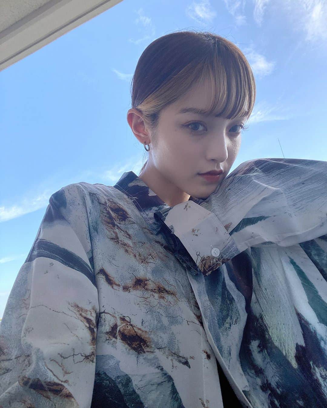 のインスタグラム：「綺麗な色のシャツが届きました☁️💙 最近Blue好きだなぁ🌼 後で全身撮ってもらおう😛 . @amail_official のだよ🥰 #amail」