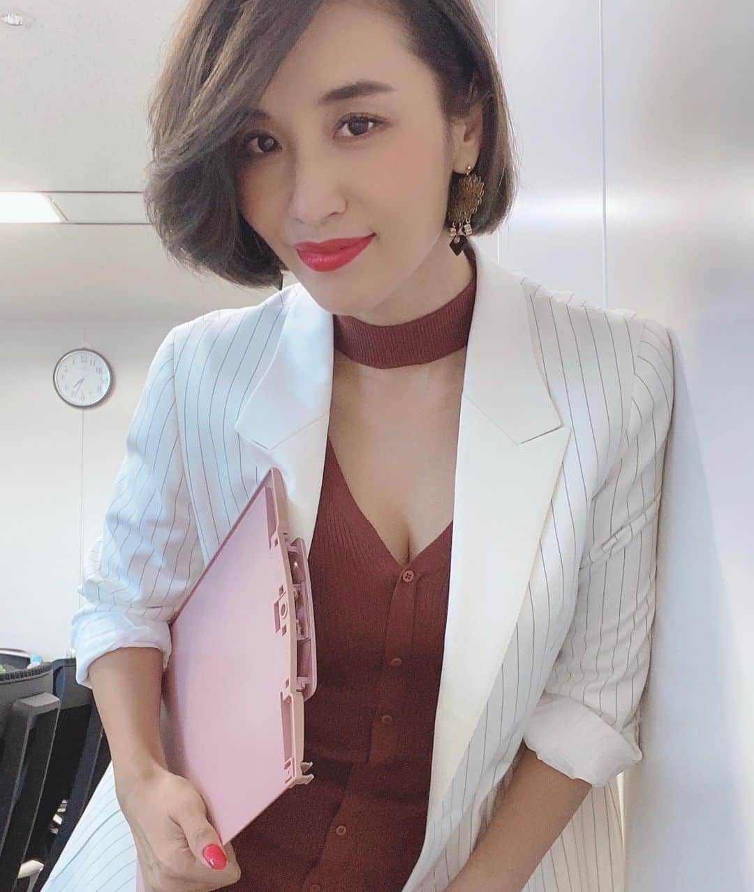 のインスタグラム：「こんにちは。 秘書の浅野です。  忙しい社長のスケジュール調整など 社長が関わる事全てを担当しています。  @thebadlosers #紗理奈流styling」