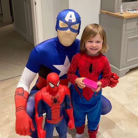 クリスティアン・フックスのインスタグラム：「Early morning visit by Captain America at the Spider-Man headquarters. The message of the day: “Eat your breakfast and be a good girl.” 😉 #DaddysGirl #Spiderman #CaptainAmerica」