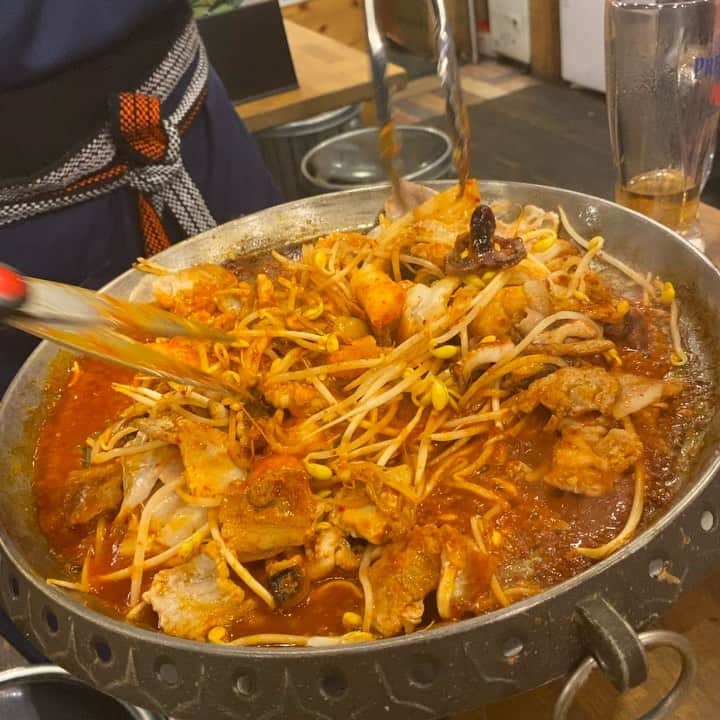 福長優のインスタグラム：「♡ はじめましての #チュックミ 🐙🐙🐙  なんでも最後はチャーハンにすると 美味しいよね！  汚れないように！って、 割烹着👘 主婦にはハマりすぎちゃうよ。  #小学校からいつも一緒な人達 #韓国料理が大好きすぎる #韓国料理#🇰🇷」