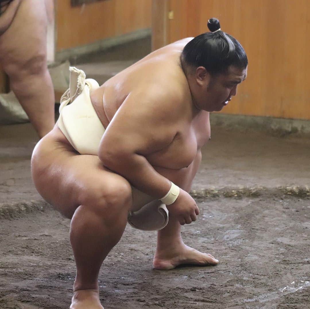 日本相撲協会さんのインスタグラム写真 - (日本相撲協会Instagram)「先週金曜日に行われた出羽海部屋朝稽古。﻿ 関脇・御嶽海をはじめ、16名の力士が所属しています。﻿ ﻿ @sumokyokai ﻿ #大相撲 #sumo #相撲 #力士 #お相撲さん #japanphoto #sumowrestlers #japanculture #出羽海部屋 #御嶽海 #九月場所 #9月場所 #秋場所 #朝稽古 #稽古 #相撲部屋」9月7日 16時12分 - sumokyokai