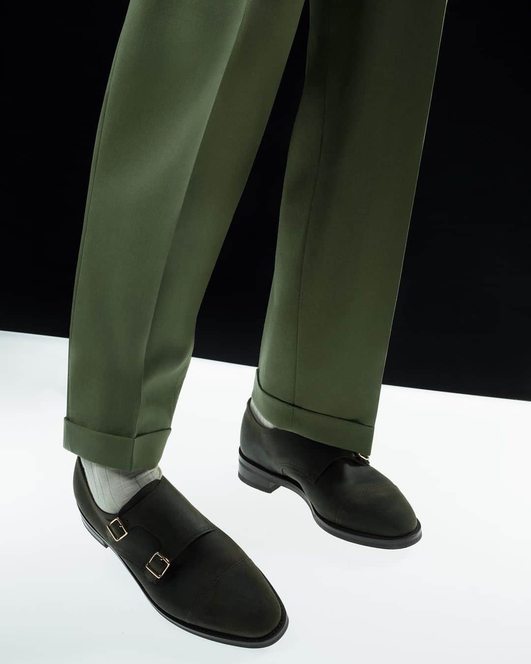 ジョンロブのインスタグラム：「In celebration of 75 years since the creation of the double-buckle shoe, an exact replica from 1998 is re-issued along with its unique leathers and previously discontinued details, William ’98 commemorates this anniversary whilst continuing the history of this icon. . #johnlobb @image_group_ @louise__ford」