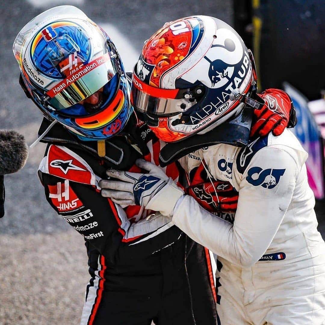 ロマン・グロージャンのインスタグラム：「French, friends, happy 🏆🏆🏆 @pierregasly @alpinestars @bs_designs_helmet @adripaviotdesigns 📸 @gooden_images」
