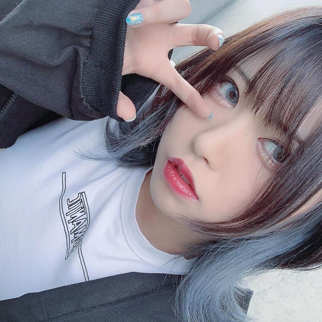 ねおきまこのインスタグラム：「Instagramの更新率を上げていくのを誓った...目標1日3回投稿!!過去写メも含みます🐾  #自撮り女子 #innercolor #haircolor #blue hair #自撮り界隈」