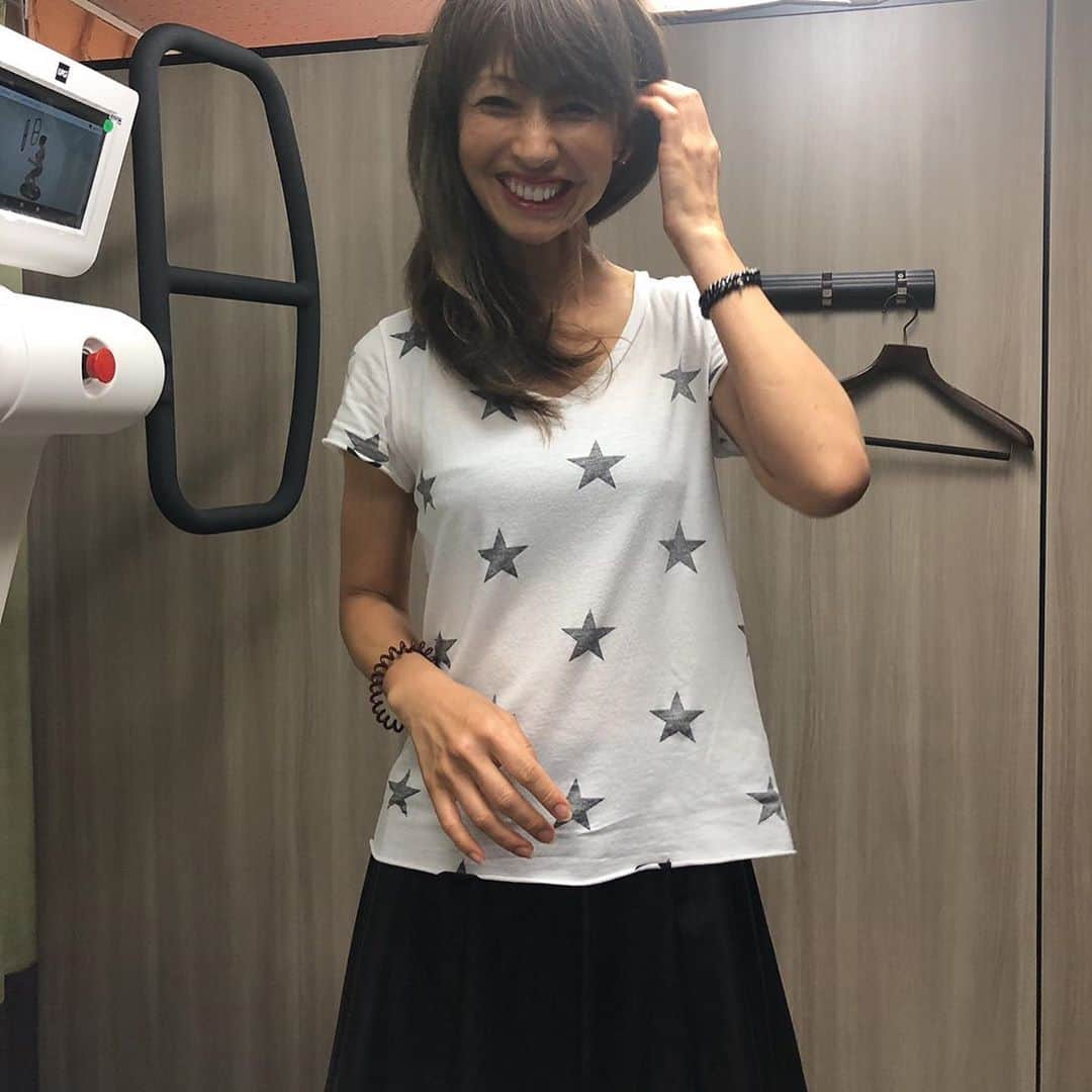 花田美恵子さんのインスタグラム写真 - (花田美恵子Instagram)「ヨガの練習お休みした日は、日本初登場ヒューバーでインナーマッスルを集中的にトレーニング  例えば... 急に時間が空いた時、こんな風に着替えなくても、短時間で効率よく鍛えられるのが魅力的✨  ヨガのポーズで、もっと土台(下半身)をしっかり安定させたいと思ったのがきっかけで通うことにしました🧘‍♀️  こんな笑ってますが、下半身にしっかり効いてます💦 楽しいトレーニングの様子は、是非、ストーリーをご覧ください！  帰りに早速、次の予約も入れてきました😆  #tokyostyle #yoga #huber #exercise #coreworkouts #practiceeveryday  #ヨガ #ヒューバー #インナーマッスル」9月7日 16時24分 - hawaiimieko