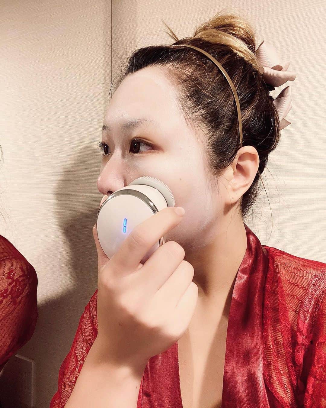 神宮 若奈さんのインスタグラム写真 - (神宮 若奈Instagram)「最強の毛穴ケア美顔器をげっと💗💗💗 . . 電動洗顔と温熱ケア、高速パッティング ができる美顔器を手に入れたよ✨ . クレンジングの後に 美顔器を使って洗顔したら 毛穴がなくなったよwww . . いつものスキンケアの後に温熱ケアを使うと 浸透が良くなってお肌がぷるぷるに🥺💗 . 小さくて旅行の時でも持っていけそう✈️ . . 自分へのご褒美に使ってみてね💖 . . #ビープロ #beapro #美顔器  #電動洗顔ブラシ #クレンジング  #コードレス #洗顔ブラシ #スキンケア  #pr #トリドリベース #美肌 #美肌活」9月7日 16時28分 - jinguwakana