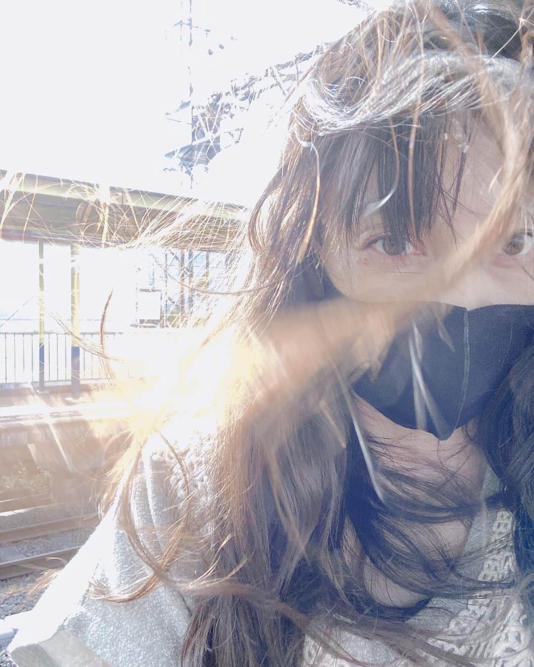 のインスタグラム：「風強ーいのね。 髪の毛がめちゃくちゃ伸びた。 傘忘れてきた 少し涼しくなってきた 動き出すよ。秋。 #佐伯日菜子  #自撮り  #selfie  #actress」