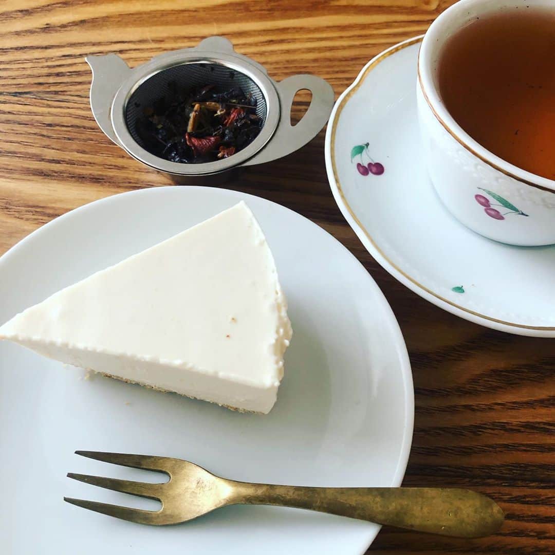 純名里沙さんのインスタグラム写真 - (純名里沙Instagram)「さぁ、お茶にしましょう☕️♪ ２回目のレアチーズケーキは水分量を変えてみました。ふむ。美味しい☺️ ・ #お茶にしましょう #お茶の時間  #レアチーズケーキ #ふたたび #美味しい😋 #お疲れさまです #眠くなってきた」9月7日 16時52分 - risajunna3158