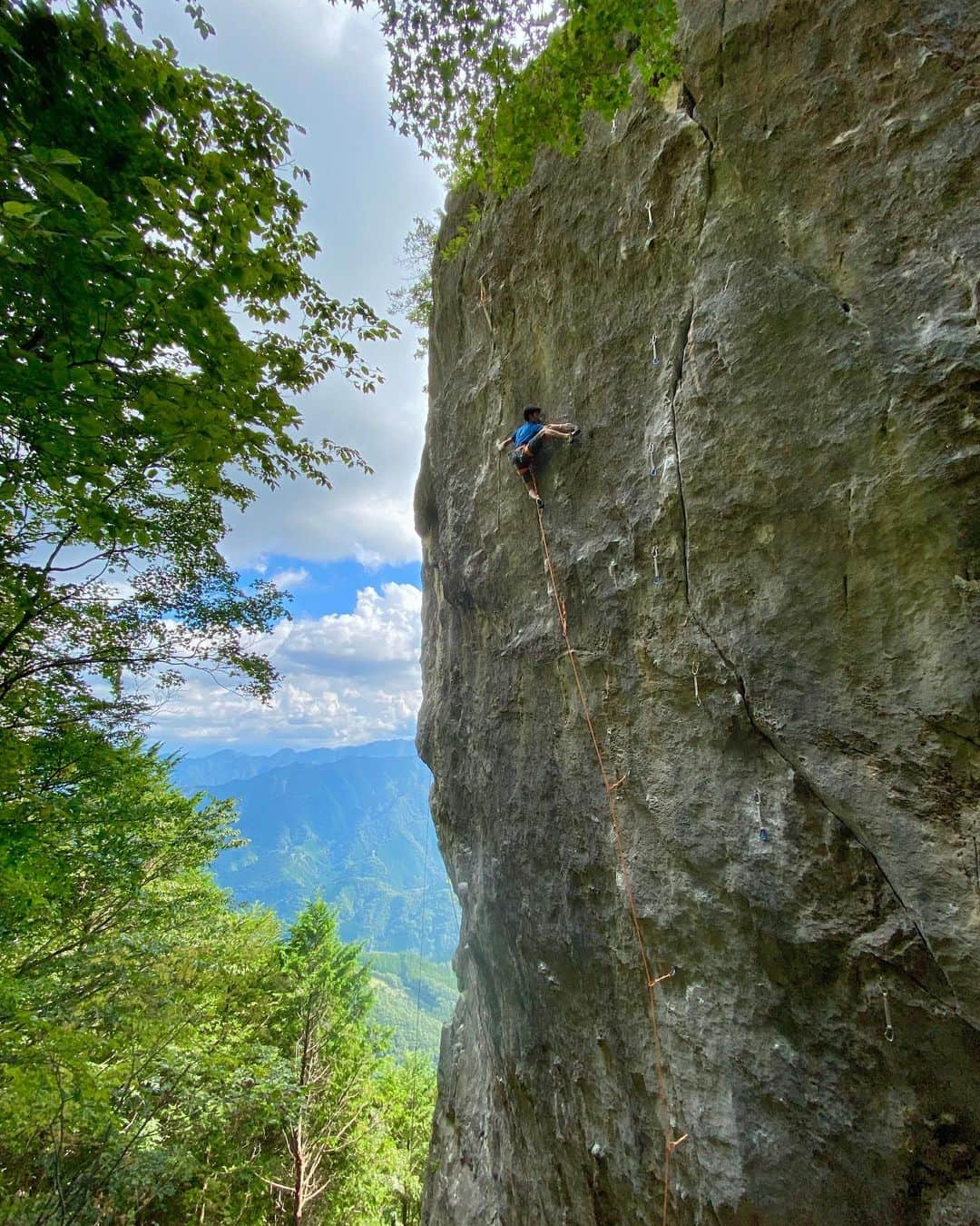 安間佐千さんのインスタグラム写真 - (安間佐千Instagram)「爛熟　8c+/5.14c  ローソク岩北面のど真ん中を突く。先日登った阿とは打って変わって、これでもかと言うくらいにテクニカルな動きが連続する。グレードは難しめの8c+/5.14cという印象だ。  爛熟(Ranjyuku) 8c+/5.14c It goes center of north face of Candle Rock🕯Compare to powerful 8c+ 阿(a) which I’ve got FA 3 days ago, this is super technical. I think it’s hard 8c+.  1990年代に登られた早熟というルートに最上部でリンクし、さらに熟練の技を求められるので、爛熟という名前にしたいと思う。  This route link to 早熟(So-jyuku) at the last part which have been climbed in 90’s. So I named 爛熟(Ran-jyuku ) which means skillful or ripeness.   週末は友人たちも大活躍！@takaoshibata が1本、墨壁で @yuji_hirayama_stonerider が1本初登し、収穫祭も勢いが増している。僕も白壁フェースの大物に取り掛かろうと思う🎉  My friends @takaoshibata and @yuji_hirayama_stonerider have done their projects last weekend. The harvest festival is firing🔥I start my biggest project of White wall soon🎉  Photo by @yuji_hirayama_stonerider   @adidasterrex  @fiveten_official  @petzl_official  @oganoclimbing  #二子山  #小鹿野町  #ローソク岩  #爛熟 #初登」9月7日 16時47分 - sachiamma